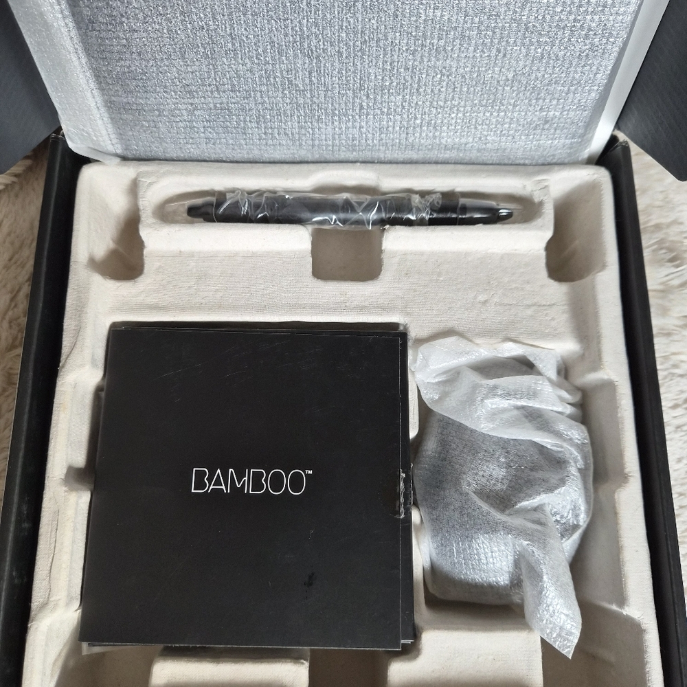 BAMBOO Fun Tablet with Black Pen - Picture 8 of 12